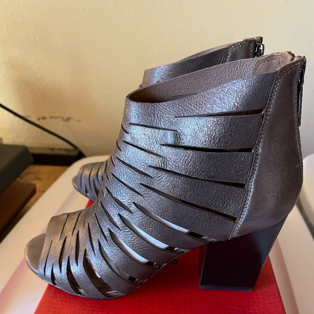 Donald Pliner pewter leather sandal size 8.5